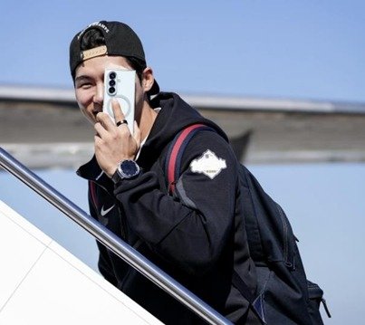 LA 다저스 김혜성이 23일(한국시간) 토론토로 향하는 구단 전용기에 오르고 있다. (LA 다저스 SNS 캡처)