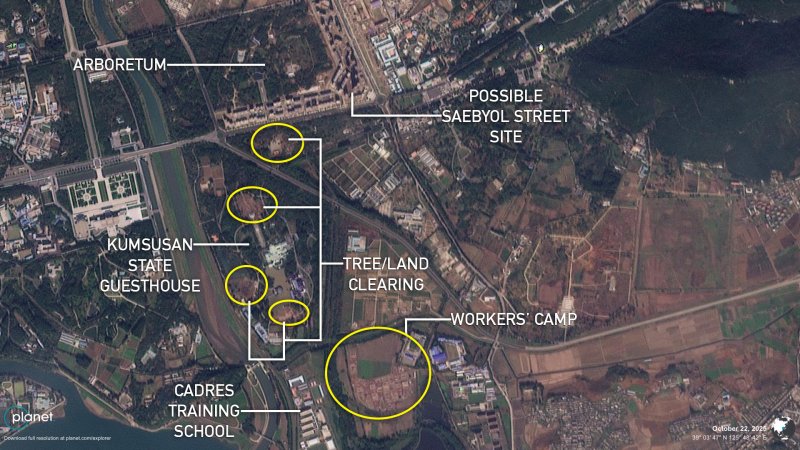 위성 데이터 분석 기업 플래닛랩스가 지난 22일 촬영한 금수산 영빈관 인근의 위성사진. NK뉴스는 영빈관 인근에 건설 노동자를 위한 캠프가 설치됐다며 영빈관이 대규모 공사에 들어간 것으로 추정했다.(NK뉴스 갈무리).