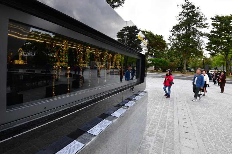APEC 2025 장상회의를 일주일 앞둔 23일 정상회의장 인근인 경북 경주시 보문단지 호수 광장에서 신라 금관 전시회가 열리고 있다. 뉴스1