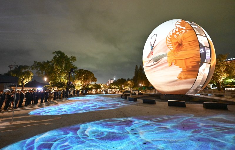 경북도와 경주시는 15일 저녁 보문관광단지 육부촌과 호반광장 일원에서 ‘APEC 보문단지 야간경관 개선사업–빛의 향연’ 시연회를 열었다. (경북도 제공. 재판매 및 DB금지) /뉴스1