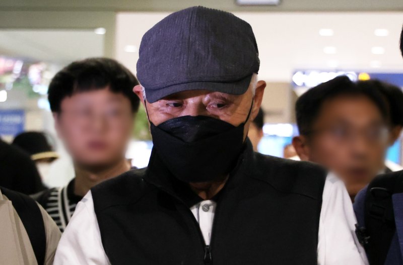 허재호 대주그룹 전 회장이 5월 27일 오후 뉴질랜드에서 구인돼 인천공항으로 송환되고 있다. 허 전 회장은 특정범죄 가중처벌 등에 관한 법률 위반(조세) 혐의로 기소됐다. 2025.5.27/뉴스1 ⓒ News1 김명섭 기자