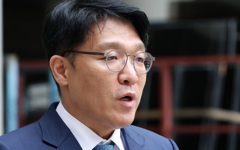 [서울=뉴시스] 권창회 기자 = 고가의 그림을 김건희 여사 측에 건네 공천 및 인사 청탁을 했다는 의혹을 받는 김상민 전 부장검사의 재판이 오늘 시작됐다. 재판부는 신속하게 심리를 진행해 6개월 내 1심을 종료할 수 있도록 양측 협조를 당부했다. 사진은 김 전 부장검사. (공동취재) 2025.09.17. photo@newsis.com