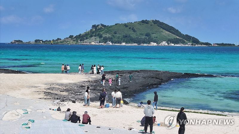 제주도 혼자 여행 중 산 복권, 바로 긁어봤더니... 놀라운 실화