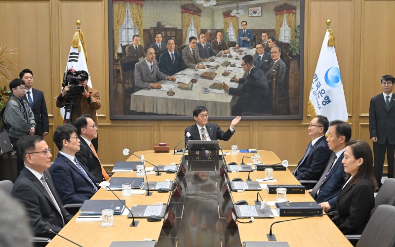 이창용 한국은행 총재가 23일 오전 서울 중구 한국은행에서 열린 금융통화위원회 본회의에 참석하고 있다. 2025.10.23/뉴스1 ⓒ News1 사진공동취재단