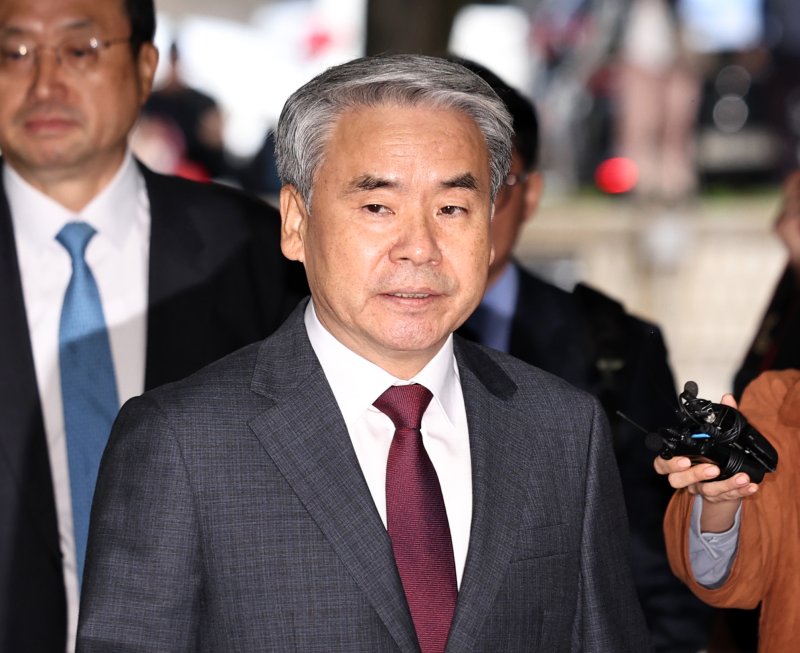 채상병 순직 및 수사 외압·은폐 의혹의 핵심 피의자인 이종섭 전 국방부 장관이 23일 오전 서초구 서울중앙지방법원에서 열린 구속 전 피의자 심문(영장실질심사)에 출석하고 있다. 뉴스1