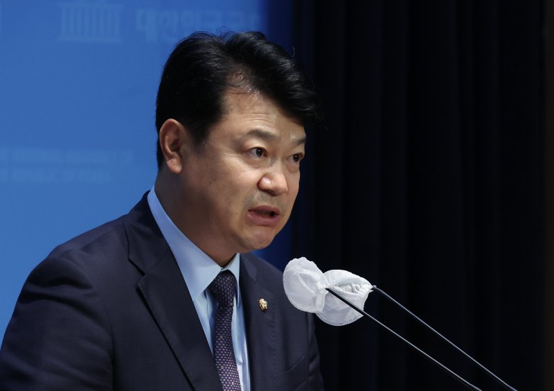 [서울=뉴시스] 고승민 기자 = 복기왕 더불어민주당 의원이 25일 서울 여의도 국회 소통관에서 당 사회적경제위원장 출마선언을 하고 있다. 2024.09.25. kkssmm99@newsis.com