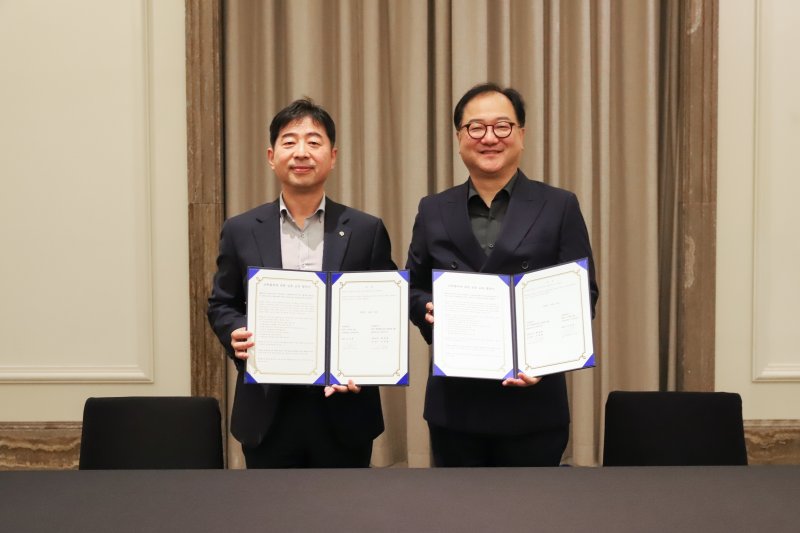 [서울=뉴시스] ㈜파라다이스세가사미 HR그룹 이영환 상무(왼쪽)와 서경대 글로벌관광경영학과 김동휘 교수가 상호교류 협약(MOU)을 체결한 뒤 기념촬영을 하고 있다. (사진=서경대 제공) 2025.10.23. photo@newsis.com *재판매 및 DB 금지