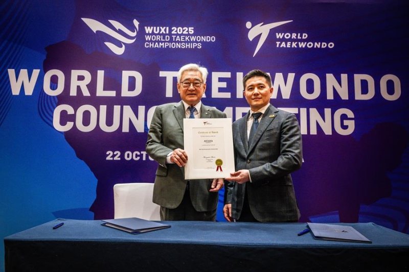 조정원 세계태권도연맹 총재(왼쪽)와 쿠드라트 샤미예프 카자흐스탄태권도협회장. (출처=연합뉴스)