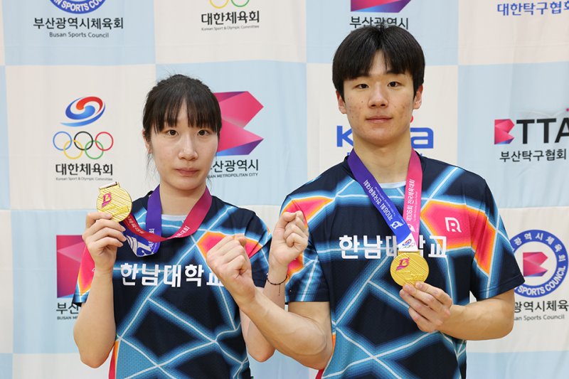 개인전과 혼합복식에서 우승한 이은주 선수(왼쪽)와 이호열 선수 (한남대 제공.재판매 및 DB 금지)/뉴스1