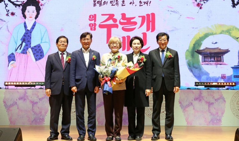 주논개상 받은 장필화 이사장(가운데) (출처=연합뉴스)