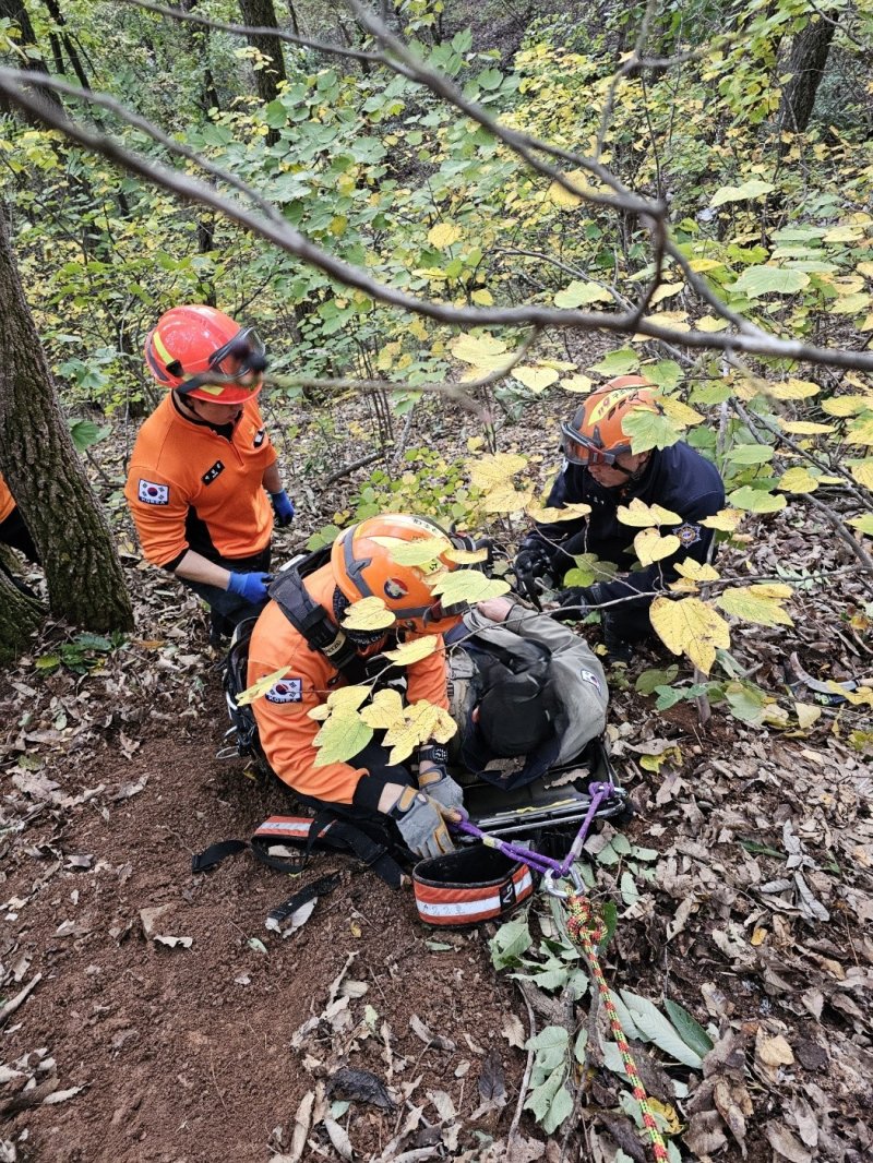 지난 22일 단양 패러글라이딩 야산 추락 현장 (단양소방서 제공. 재판매 및 DB금지)/뉴스1
