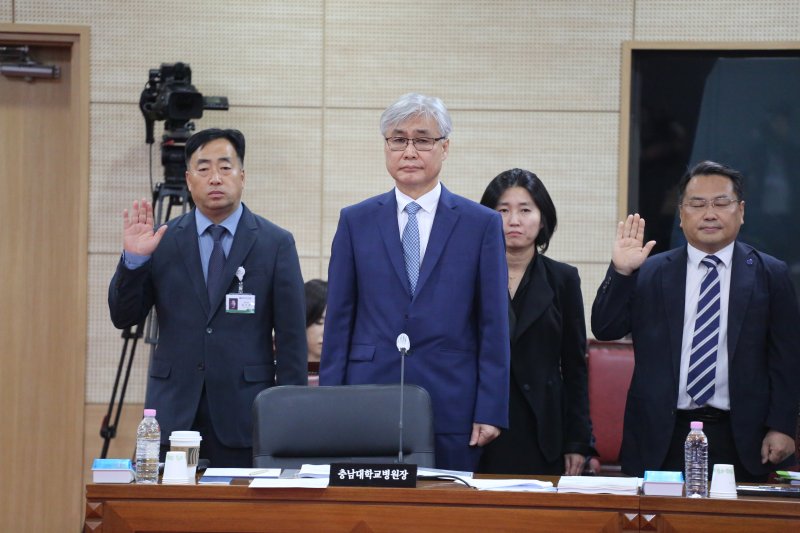 [청주=뉴시스] 조강희 충남대학교병원장이 23일 충북 청주시 충북대학교에서 열린 국회 교육위원회 국정감사에 참석하고 있다. 2025.10.23. photo@newsis.com *재판매 및 DB 금지