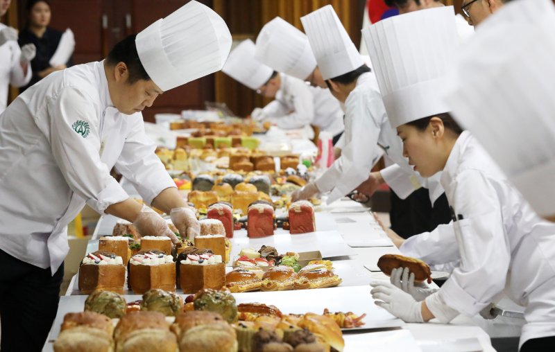 21일 오후 경기도 수원시 국립식량과학원 중부작물부 본관에서 열린 2018 우리쌀빵 기능경진대회에서 제빵사들이 농업진흥청이 개발한 쌀가루 전용 벼 품종 '한가루'와 '수원542호'로 만든 빵들을 심사 받기 위해 준비하고 있다. 2018.11.21/뉴스1 ⓒ News1 오장환 기자