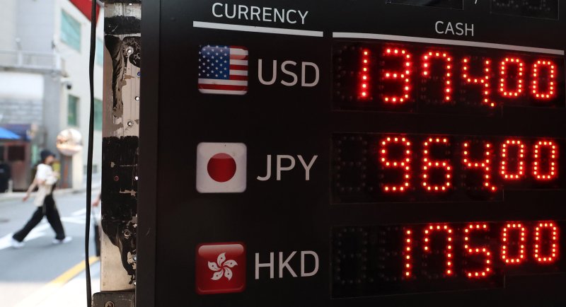 [서울=뉴시스] 추상철 기자 = 글로벌 달러화 약세가 이어진 27일 오전 서울 중구 명동 사설환전소에 원·달러 환율이 표시되고 있다. 2025.05.27. scchoo@newsis.com