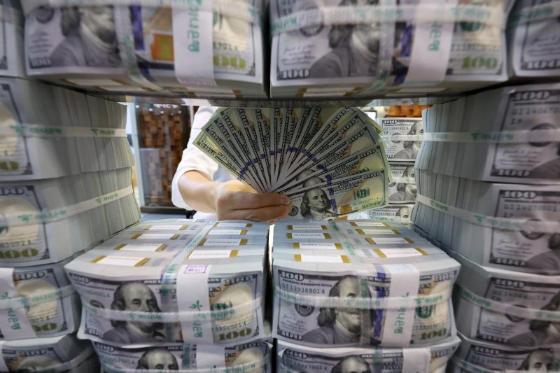 [서울=뉴시스] 배훈식 기자 = 서울 중구 하나은행 위변조대응센터에서 보유중인 달러를 정리하고 있다. 2025.09.03. dahora83@newsis.com