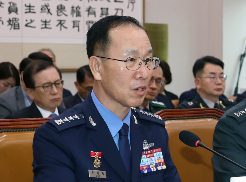 [서울=뉴시스] 고승민 기자 = 손석락 공군참모총장이 17일 서울 여의도 국회에서 열린 법제사법위원회의 군사법원 국정감사에서 의원 질의에 답하고 있다. 2025.10.17. kkssmm99@newsis.com
