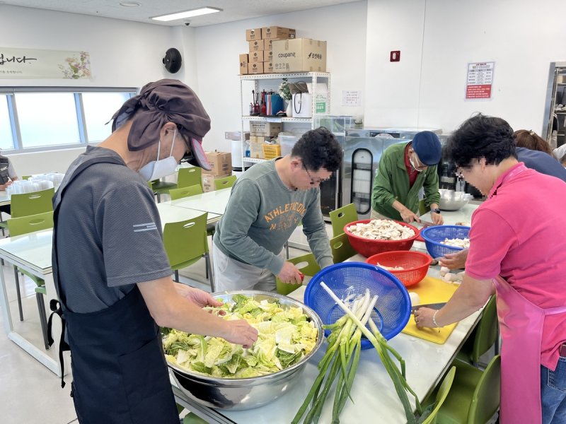 사회적 고립가구 반찬만들기 자조모임 (출처=연합뉴스)