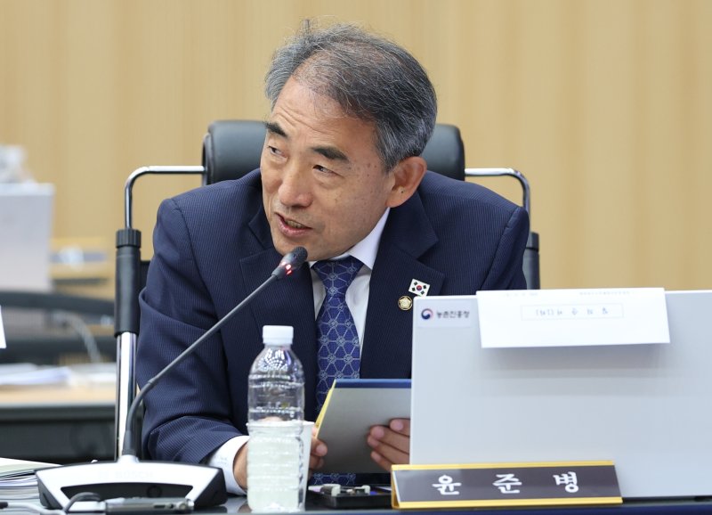 윤준병 더불어민주당 의원이 17일 전북 전주시 농촌진흥청에서 열린 농림축산식품해양수산위원회 국정감사에서 질의를 하고 있다. 2025.10.17/뉴스1 ⓒ News1 유경석 기자