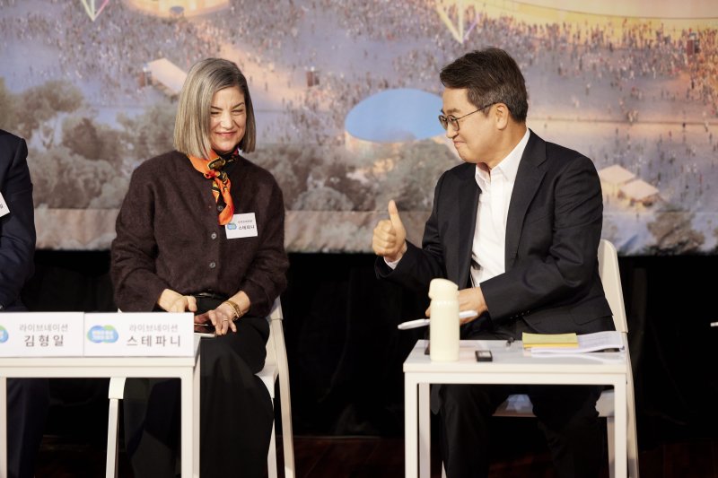 [수원=뉴시스] 23일 고양시 빛마루 방송지원센터에서 열린 K-컬처밸리 민간공모 우선협상대상자 선정 발표 및 간담회에서 김동연 지사가 이야기를 나누고 있다. (사진=경기도 제공) 2025.10.23. photo@newsis.com *재판매 및 DB 금지