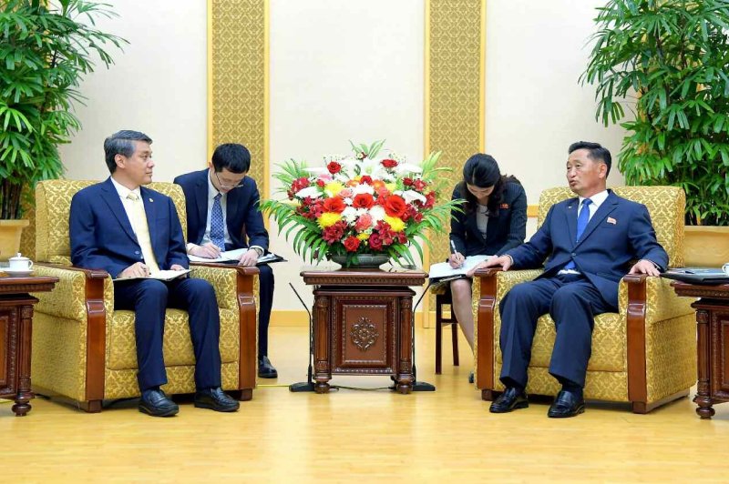 (평양 노동신문=뉴스1) = 북한 노동당 기관지 노동신문은 2023년 5월 18일 "김덕훈 내각총리가 17일 만수대의사당에서 왕야쥔(왼쪽) 중국 신임특명전권대사(주북 중국대사)를 만나 따뜻하고 친선적인 분위기 속에서 담화를 했다"라고 전했다. [국내에서만 사용가능. 재배포 금지. DB 금지. For Use Only in the Republic of Korea. Redistribution Prohibited] rodongphoto@news1.kr