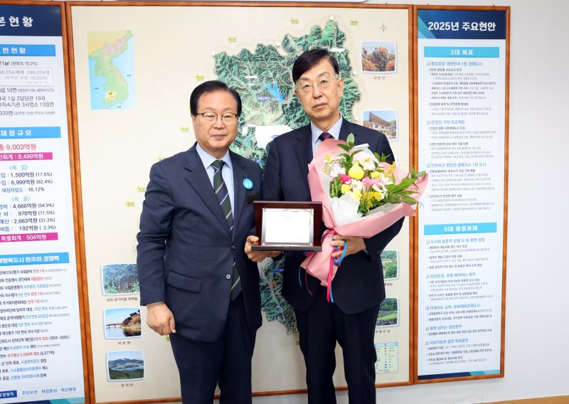 [완주=뉴시스] 1일 군수 위촉장을 받은 이홍기 수소연구원장(오른쪽)이 유희태 완주군수와 기념촬영을 하고 있다. 2025.10.23 (사진= 완주군 제공) *재판매 및 DB 금지