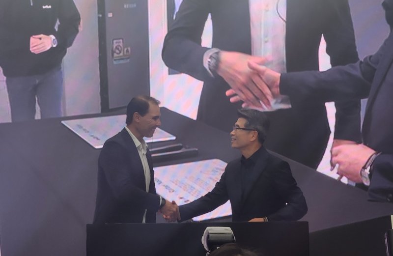 [서울=뉴시스] 송호성 기아 사장(오른쪽)과 라파엘 나달 선수가 23일 서울 성동구에 있는 기아 언플러그드 그라운드에서 악수하는 모습. (사진=이창훈 기자) 2025.10.23 photo@newsis.com *재판매 및 DB 금지 *재판매 및 DB 금지