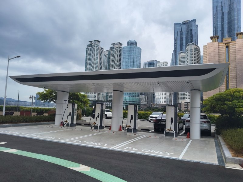 해운대구 동백공원 공영주차장에 구축된 초고속 전기차 충전소.(해운대구 제공. 재판매 및 DB금지)