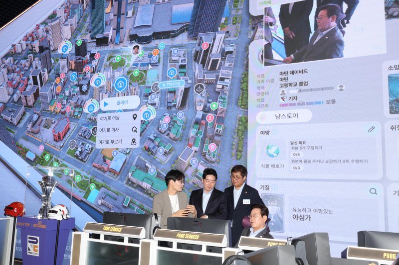 [서울=뉴시스] 고범준 기자 = 이재명 대통령이 15일 서울 성동구 펍지 성수에서 열린 K-게임 현장 간담회에서 '크래프톤' 신작 게임 '인조이' 체험을 하고 있다. 2025.10.15. bjko@newsis.com