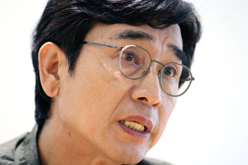 [서울=뉴시스] 박진희 기자 = 유시민(전 노무현재단 이사장) 작가가 4일 경기 파주시 돌베개 출판사 카페에서 뉴시스와 인터뷰 하고 있다. 유 작가는 3년 만에 신작 '유럽도시기행 2'를 출간했다. 2022.07.05. pak7130@newsis.com