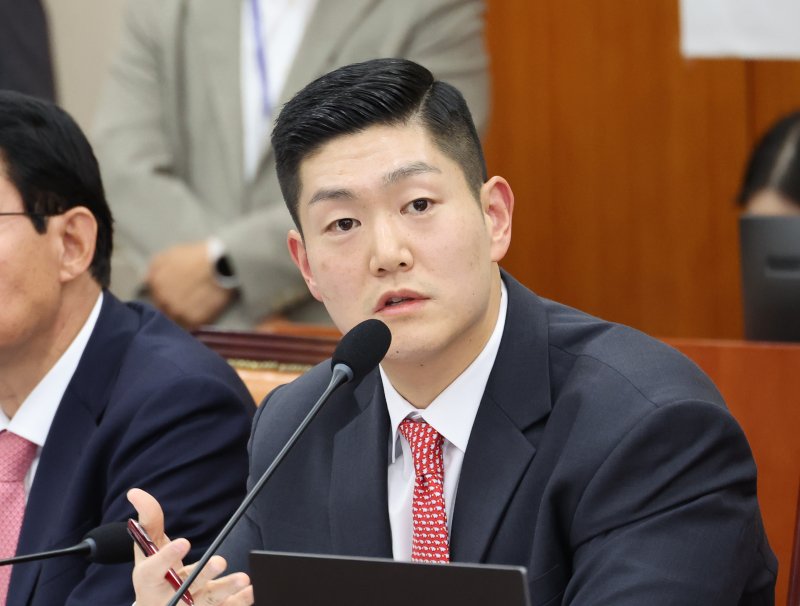 [서울=뉴시스] 김금보 기자 = 김재섭 국민의힘 의원이 20일 서울 여의도 국회에서 열린 정무위원회 국정감사에서 질의를 하고 있다. 2025.10.20. kgb@newsis.com