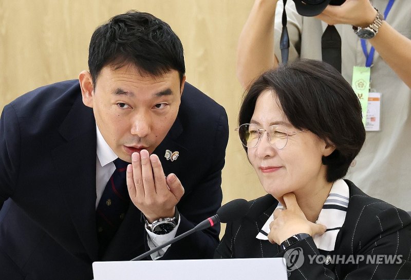 대화하는 추미애-김용민 (출처=연합뉴스)