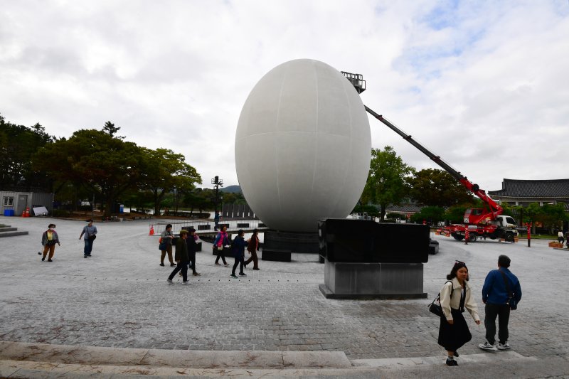 23일 경북 경주시 보문단지 내 호수 공원에서 외국 관광객들이 APEC 조형물을 구경하고 있다. 2025.10.23/뉴스1 ⓒ News1 최창호 기자