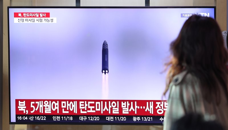 22일 서울 중구 서울역에서 시민들이 탄도미사일 시험 발사 관련 뉴스를 시청하고 있다. 이날 합동참모본부에 따르면 북한이 오전 8시10분쯤 동해상으로 미상의 탄도미사일을 쐈다고 밝혔다. 이번 탄도미사일 발사는 이재명 정부 출범 이후 처음이며 지난 5월 8일 이후 167일 만이다. 2025.10.22/뉴스1 ⓒ News1 이호윤 기자