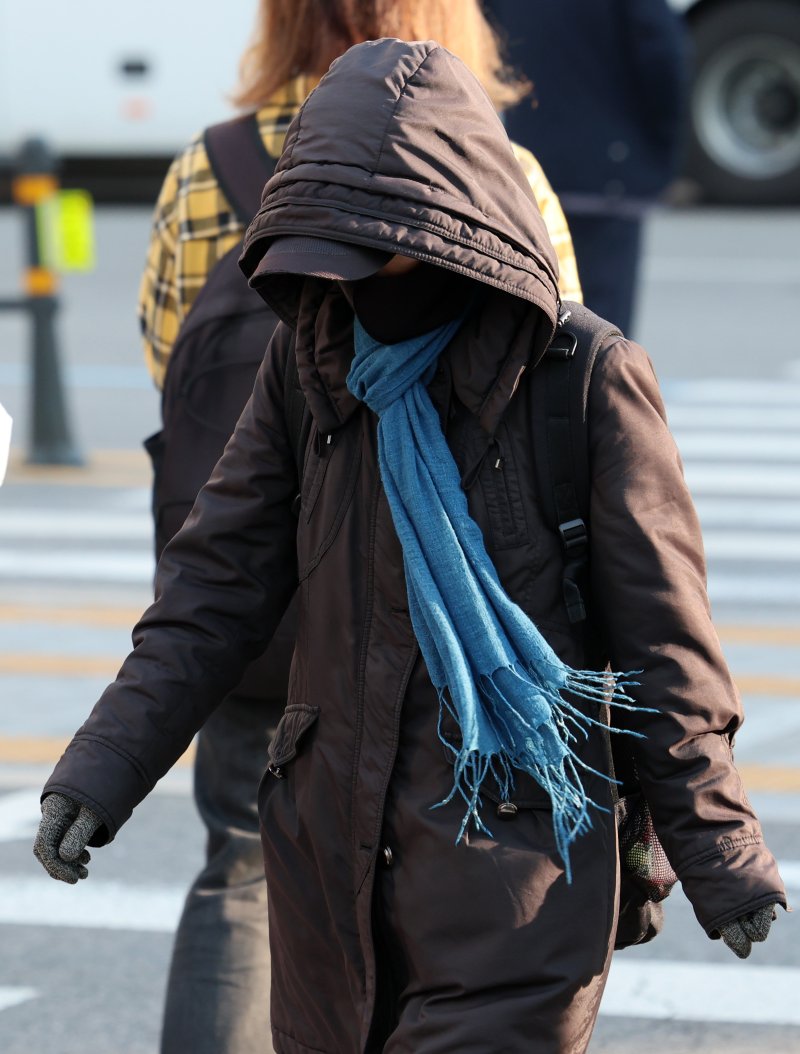 [서울=뉴시스] 이영환 기자 = 쌀쌀한 날씨가 이어지고 있는 22일 오전 서울 종로구 광화문네거리에서 두꺼운 외투를 입은 시민이 발걸음을 재촉하고 있다. 2025.10.22. 20hwan@newsis.com