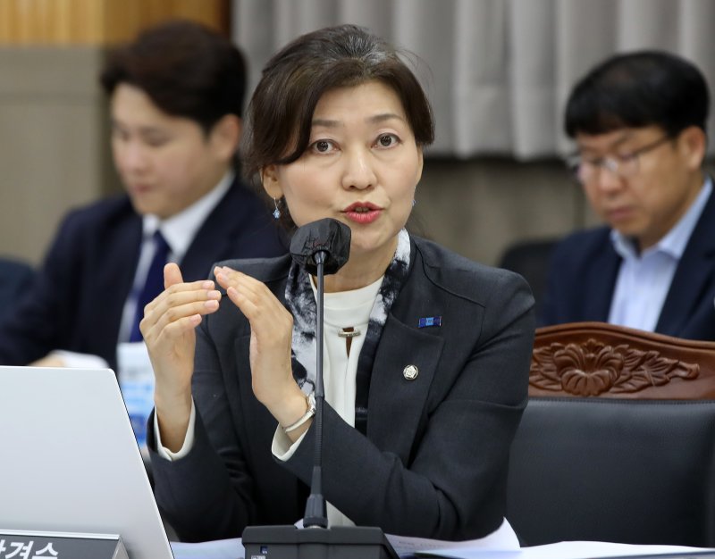 강경숙 조국혁신당 의원이 23일 경남 창원 성산구 경남교육청에서 열린 국회 교육위원회의 경상국립대, 부산대, 경상국립대병원, 부산대병원, 부산대치과병원에 대한 국정감사에서 질의하고 있다. 2025.10.23/뉴스1 ⓒ News1 윤일지 기자