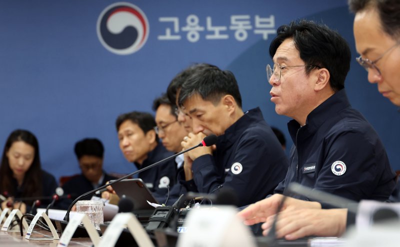 [세종=뉴시스] 강종민 기자 = 김영훈 고용노동부 장관이 지난달 30일 세종시 정부세종청사에서 열린 노동부 비상대응 지방관서장 회의에서 발언하고 있다. 2025.09.30. ppkjm@newsis.com