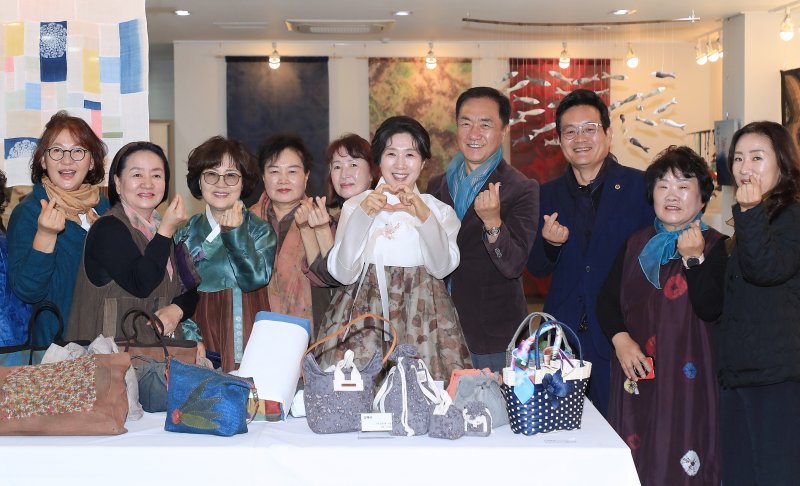 [평택=뉴시스] 천연염색연구회 제11회 전시회 참석자들이 기념사진을 찍고 있다. (사진=평택시 제공) 2025.10.23. photo@newsis.com