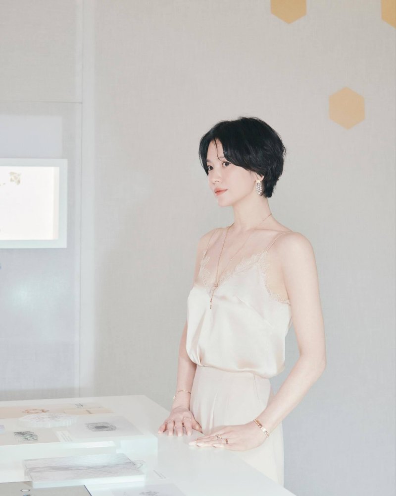 송혜교, 우아함의 극치…누드톤 슬립으로 드러낸 여신 비주얼 [N샷]