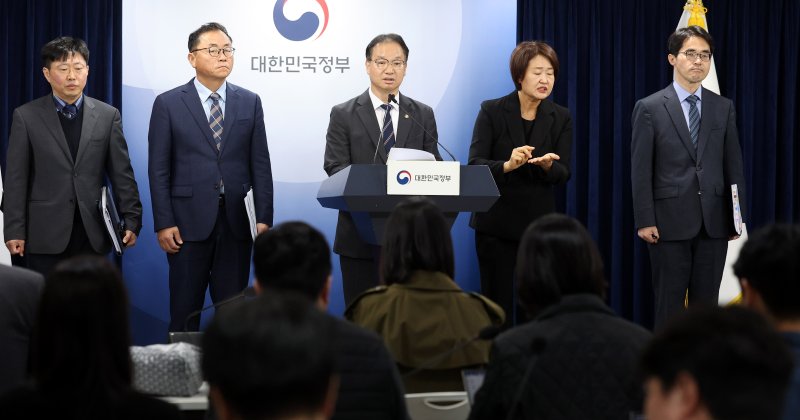 [서울=뉴시스] 추상철 기자 = 김영수 국무조정실 국무1차장이 23일 오전 서울 종로구 정부서울청사에서 10.29 이태원 참사 합동감사 결과 발표를 하고 있다. 2025.10.23. scchoo@newsis.com