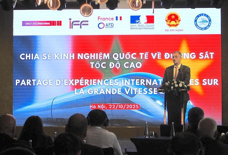 올리비에 브로셰 주베트남 프랑스대사는 하노이서 고속철도 개발 경험 공유 세미나에서 발표하고 있다. 베트남 건설부 제공