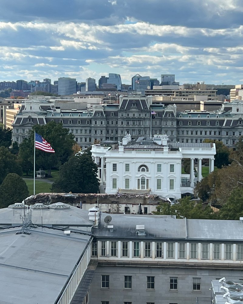 [워싱턴=AP/뉴시스] 22일(현지 시간) 미국 워싱턴DC 백악관에서 동관 철거 작업이 진행 중이다. 2025.10.23.