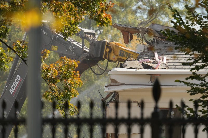 [워싱턴=AP/뉴시스] 22일(현지 시간) 워싱턴 백악관 이스트윙이 새 연회장을 짓기 위해 철거 작업이 이어지고 있다. 지난 20일부터 철거를 시작한 이스트윙 철거는 백악관이 연회장 계획안 심사도 하기 전에 철거부터 시작하면서 백악관의 역사적 가치를 훼손했다는 지적과 비난을 받고 있다. 2025.10.23.