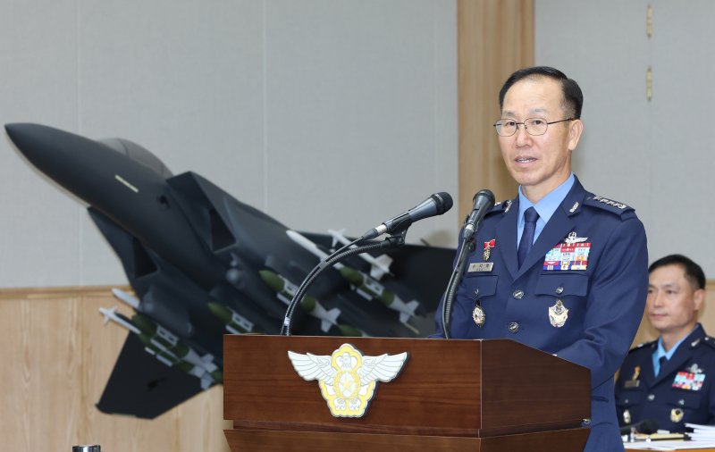 손석락 공군 참모총장이 23일 오전 충남 계룡대에서 열린 국회 국방위원회의 공군본부에 대한 국정감사에서 업무보고를 하고 있다. 뉴스1