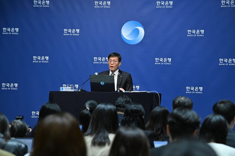 이창용 한국은행 총재가 23일 오전 서울 중구 한국은행에서 열린 금융통화위원회 본회의 후 기자간담회를 하고 있다. ⓒ News1 사진공동취재단