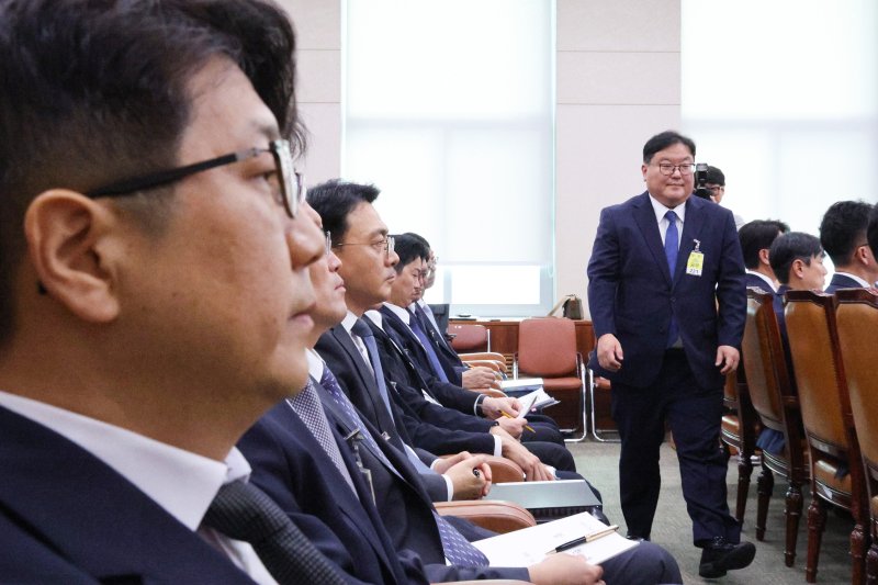 문지석 광주지검 부장검사(왼쪽)와 엄희준 광주고검 검사가 23일 서울 여의도 국회 법제사법위원회에서 열린 서울고등검찰청·서울중앙지방검찰청 등에 대한 국정감사에서 발언대에서 지나치고 있다. 사진=뉴스1화상