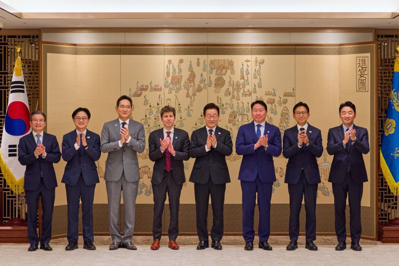 [서울=뉴시스] 이재명 대통령이 1일 서울 용산 대통령실 청사에서 우리나라 AI 대전환 및 AI 생태계 조성 가속화를 위한 과학기술정보통신부와 오픈AI 간 MOU 체결 후 기념촬영을 하고 있다. 김용범 정책실장, 김정관 산업통상부 장관, 이재용 삼성전자 회장, 샘 알트만 오픈AI 대표, 이 대통령, 최태원 SK 대표이사 회장, 배경훈 과학기술정보통신부 장관, 강훈식 비서실장. (사진=대통령실 제공) 2025.10.01. photo@newsis.com *재판매 및 DB 금지