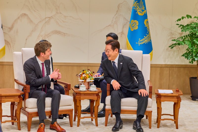 이재명 대통령이 지난 1일 서울 용산 대통령실 청사에서 샘 올트먼 오픈AI 대표를 접견하고 있다. (이재명 대통령 SNS. 재판매 및 DB 금지) 2025.10.2/뉴스1 ⓒ News1 허경 기자