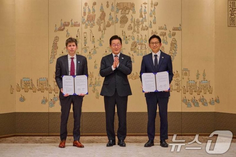 이재명 대통령이 1일 서울 용산 대통령실 청사에서 우리나라 AI 대전환 및 AI 생태계 조성 가속화를 위한 과학기술정보통신부와 오픈AI 간 MOU 체결 후 기념촬영을 하고 있다. 왼쪽부터 샘 알트만 오픈AI 대표, 이 대통령, 배경훈 과학기술정보통신부 장관. (대통령실 제공. 재판매 및 DB 금지) 2025.10.1/뉴스1 ⓒ News1 허경 기자