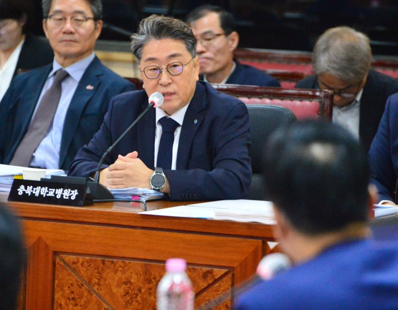 [청주=뉴시스] 서주영 기자= 김원섭 충북대학교병원장이 23일 충북대에서 열린 충북대, 충남대, 충북대병원, 충남대병원에 대한 국회 교육위원회 국정감사에서 의원들 질의에 답변하고 있다. 2025.10.23 juyeong@newsis.com