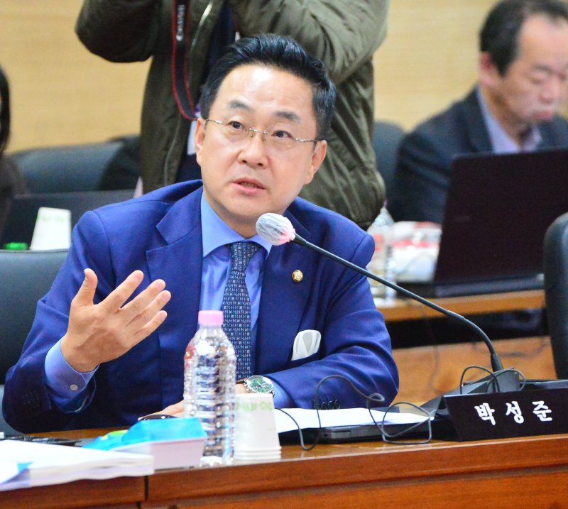 [청주=뉴시스] 서주영 기자 = 박성준 더불어민주당 의원이 23일 충북대에서 열린 충북대, 충남대, 충북대병원, 충남대병원에 대한 국회 교육위원회 국정감사에서 질의하고 있다. 2025.10.23 ymchoi@newsis.com